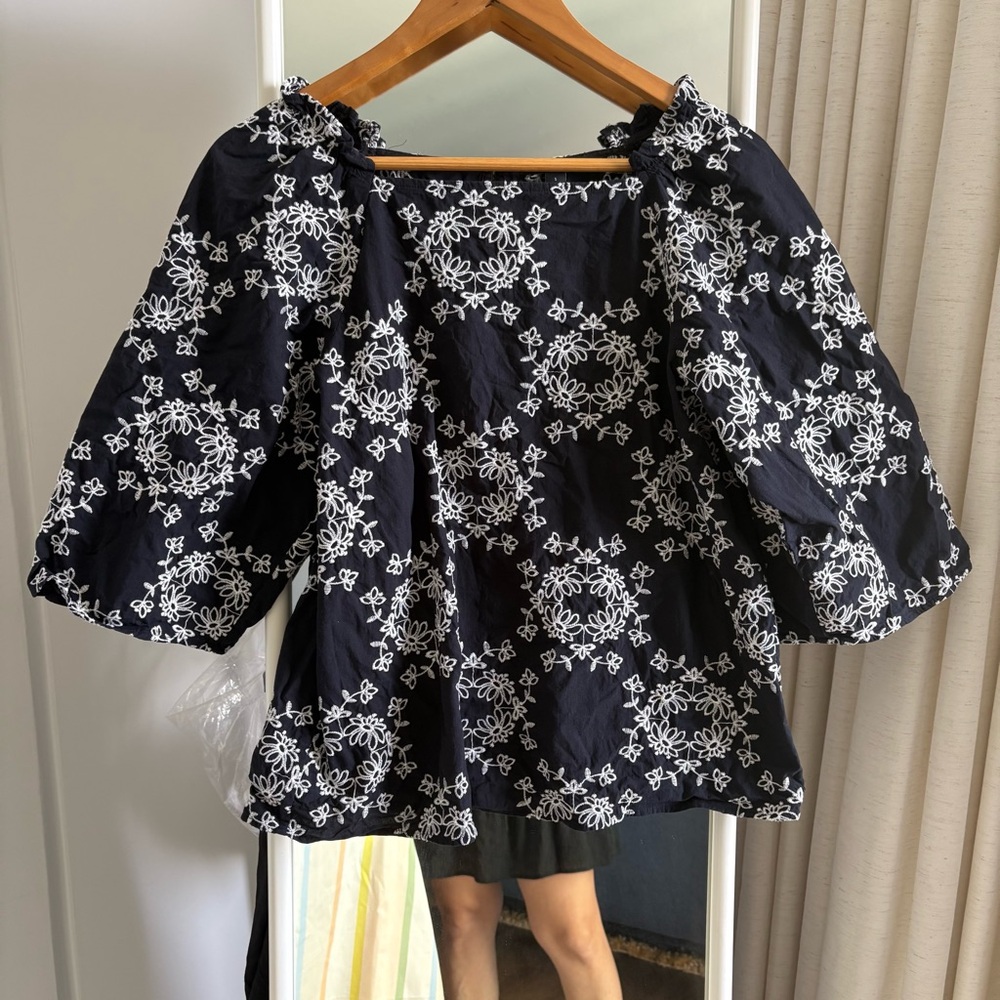 Ann Taylor Black and White embroidered puff sleeve Blouse EUC 😊